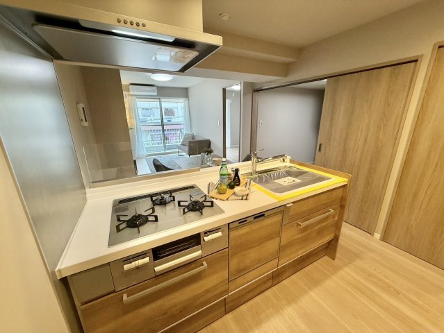 大久保ハウスのキッチン|来客時には会話を楽しみながらお茶の準備ができる、対面式キッチン。

現地ご見学希望・資料請求などお気軽にお問い合わせ下さい！
03-5990-5201