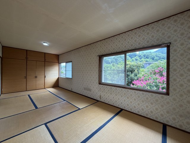 御所市古瀬　中古戸建の和室|2階和室10.5帖♪　窓から見える自然豊かな景色に癒されます♪