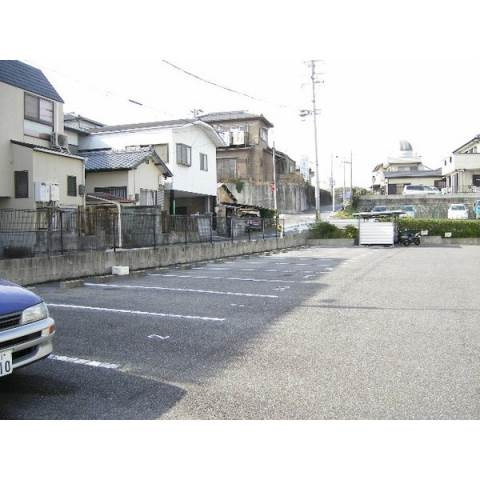 小呂ハイツの駐車場