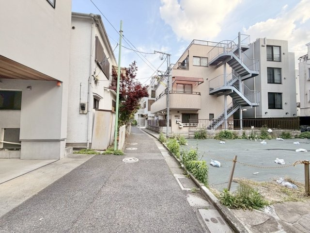 港区西麻布２丁目の売地の前面道路含む現地写真