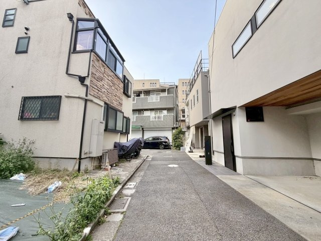 港区西麻布２丁目の売地の前面道路含む現地写真