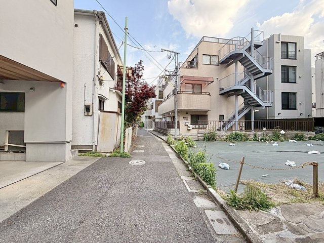 港区西麻布２丁目の売地の前面道路含む現地写真