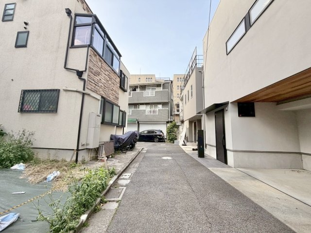 港区西麻布２丁目の売地の前面道路含む現地写真