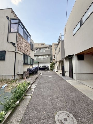 港区西麻布２丁目の売地の前面道路含む現地写真