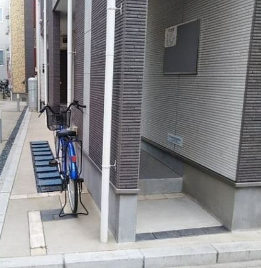 足立区梅田６丁目のアパートのエントランス