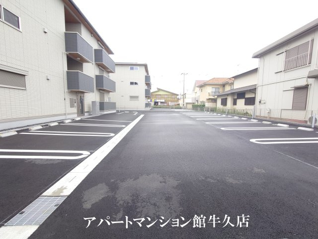 D-Invest栄町の駐車場