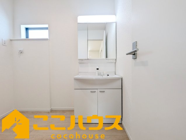 南城市知念安座真第2　新築戸建て　全2棟　1号棟の独立洗面台|独立洗面台は収納豊富な三面鏡