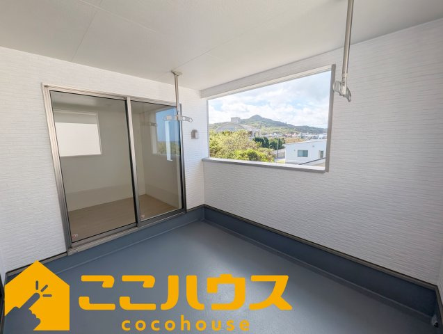 南城市知念安座真第2　新築戸建て　全2棟　1号棟のバルコニー|光を取り込みやすく、急な雨でも安心のインナーバルコニー