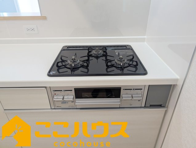 南城市知念安座真第2　新築戸建て　全2棟　1号棟のキッチン|三口コンロ