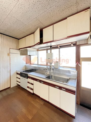 柳川市久々原戸建のキッチン|窓から光が差し込む、明るく使いやすいキッチン。