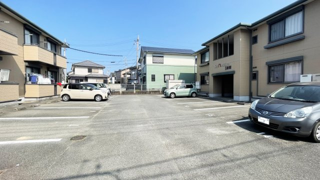 シャーメゾンⅡ番館の駐車場