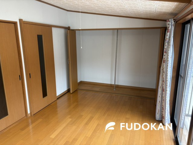 山形市鉄砲町【中古住宅】の洋室|2階洋室です。大きいベットを置いてもスペースの取れる洋室です。質の良い睡眠で一日の疲れを癒す空間で気持ちの良い一日のスタートを切ることができます。