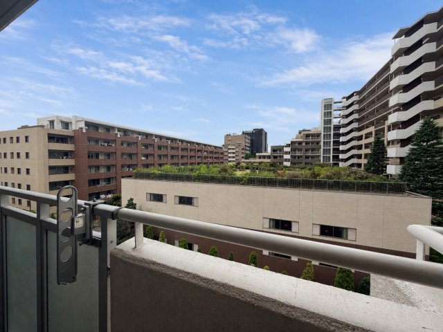 パレロワイヤル杉並の展望|大きな空に包まれて、太陽の光をたっぷりと浴びながら過ごす毎日は、自然と家族の笑顔で溢れます。

現地ご見学希望・資料請求などお気軽にお問い合わせ下さい！
03-5990-5201
