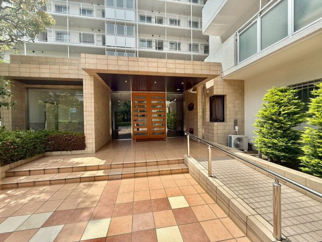 パレロワイヤル杉並のエントランス|2026年6月リフォーム完了！！

現地ご見学希望・資料請求などお気軽にお問い合わせ下さい！
03-5990-5201