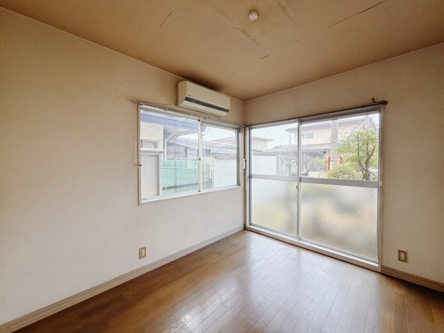 【中古戸建】邑楽郡千代田町福島の洋室|■洋室｜ほっと安らぐ落ち着いたナチュラルな色合い。ウッドの質感でお部屋も心もやさしいぬくもりに包まれます。明るい日差しが降り注ぐお部屋に、居心地の良さを感じます♪