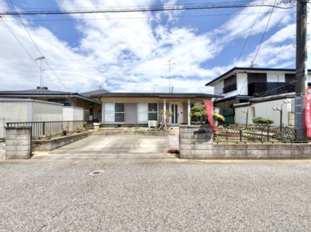 【中古戸建】邑楽郡千代田町福島の外観|■外観｜ちょっとしたガーデニングや家庭菜園を楽しめる庭スペースがあり、日々の暮らしに彩りをプラスしてくれます。
