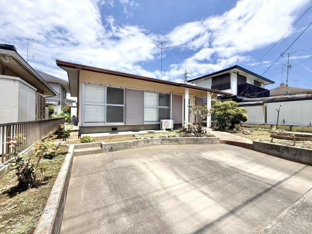 【中古戸建】邑楽郡千代田町福島の外観|■外観｜ワンフロアならではの動線の良さや、家族のあたたかさを感じることができるコミュニケーションの取りやすさが魅力の平屋建てです♪
