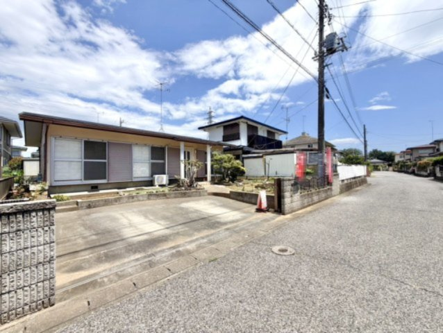 【中古戸建】邑楽郡千代田町福島の外観|■外観｜前面道路が6.0ｍと広く見渡しが良いため、車の出入りやすれ違いもスムーズで日々の運転も安心して行えます♪