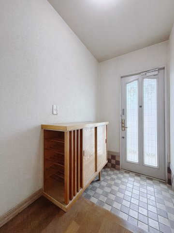 【中古戸建】邑楽郡千代田町福島の玄関|■玄関｜急な来客時にもすぐに物がしまえるので便利です。「いつもキレイな玄関だね」とお友達やご近所さんに羨ましがられると気分も上がります♪