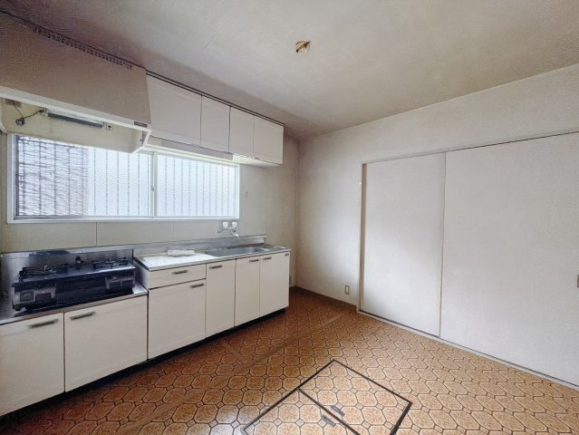 【中古戸建】邑楽郡千代田町福島のキッチン|■キッチン｜独立キッチンのメリットは人目を気にせずお料理が出来ることです！来客時にも手元を見られない安心感があります。収納棚を設けてスッキリしたキッチンに変身可能です♪