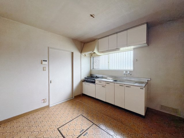 【中古戸建】邑楽郡千代田町福島のキッチン|■キッチン｜キッチンの部屋が独立している為、お料理時の油の臭いや煙などが隣接するお部屋に充満しにくい造りとなっています♪