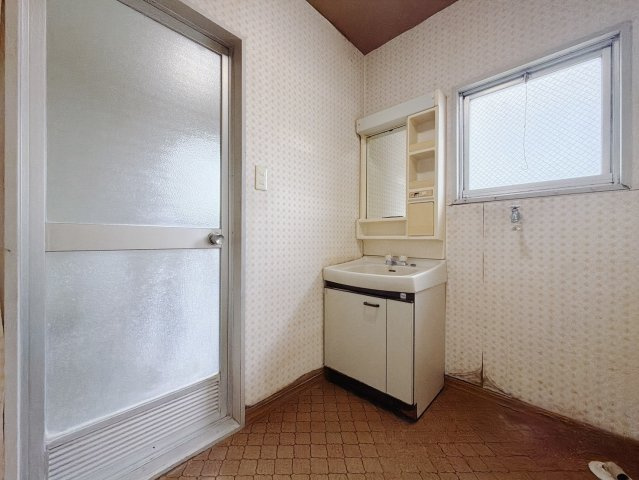【中古戸建】邑楽郡千代田町福島の独立洗面台|■洗面室｜大きな鏡と使いやすさがいっぱいの洗面化粧台。お手入れ簡単でいつもキレイに(*^^*)