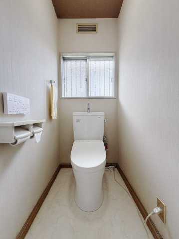【中古戸建】邑楽郡千代田町福島のトイレ|■トイレ｜白を基調とした清潔感溢れるトイレになっています。トイレには窓がついていますので常に換気をすることができ清潔を保てます。