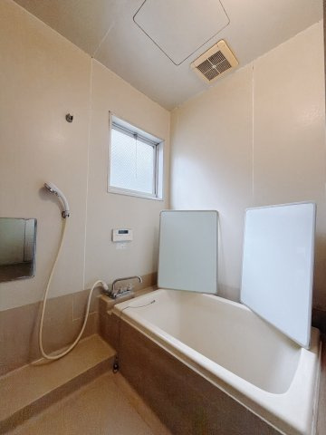 【中古戸建】邑楽郡千代田町福島の浴室|■浴室｜デザイン性に優れた浴室♪1日の疲れを癒す、ゆったりとしたバスタイムをぜひお過ごしください(*＾＾*)窓付きで嬉しい♪