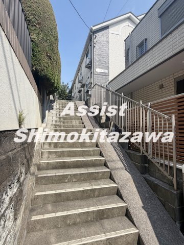 ベルーガ下北沢のエントランス