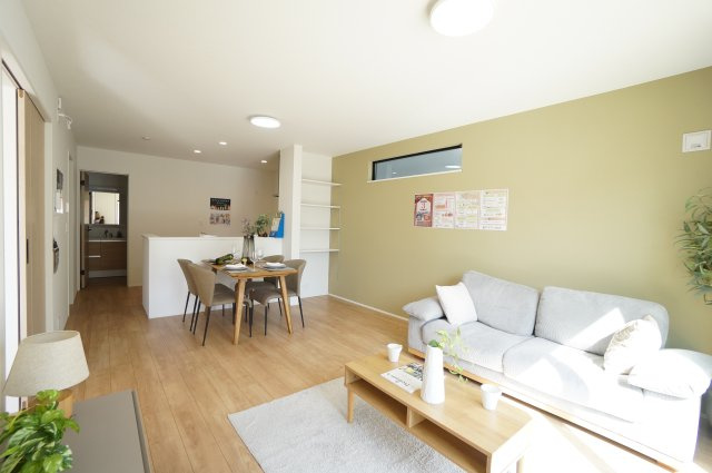 リナージュ半田市瑞穂町7丁目第1期　4号棟の居間・リビング|爽やかなグリーンのアクセントクロスがすてきな16帖リビングは明るく華やかな印象です♪