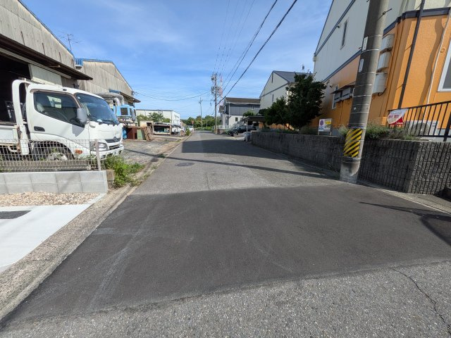 リナージュ半田市瑞穂町7丁目第1期　4号棟の前面道路含む現地写真|●○前面道路○●