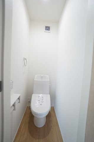 リナージュ半田市瑞穂町7丁目第1期　4号棟のトイレ|1階2階にトイレがあり、家族の朝の身支度時間もスムーズに！温水洗浄便座で冬は暖かく快適です！！