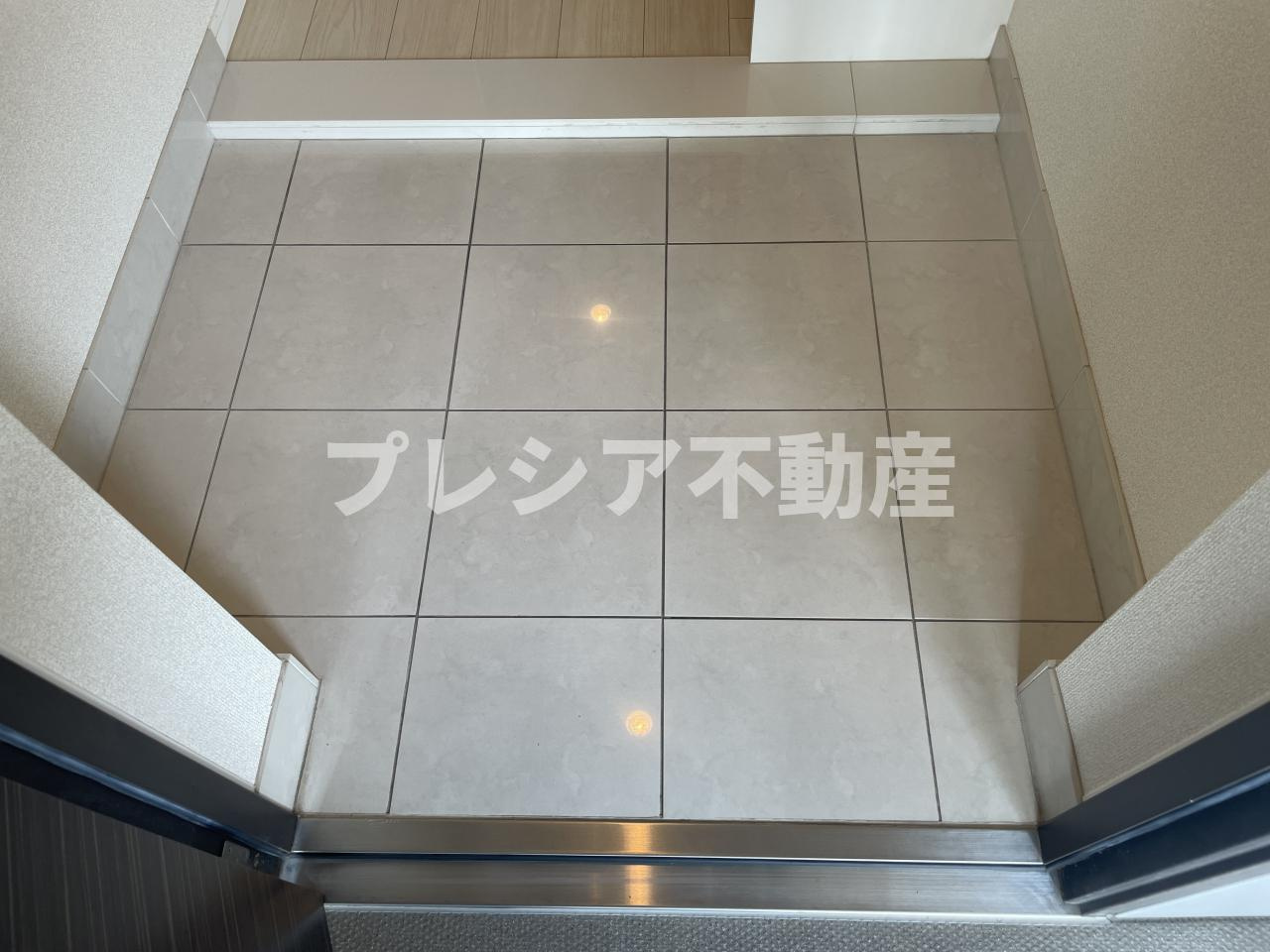 甲子園三番町ハイツの玄関