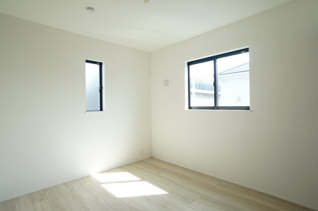 リナージュ半田市瑞穂町7丁目第1期　3号棟の洋室|2階5.25帖の洋室は2面の窓からの日差しが入る明るい居室です。個室それぞれにクローゼットがあり個人の荷物もしっかり収納できます。