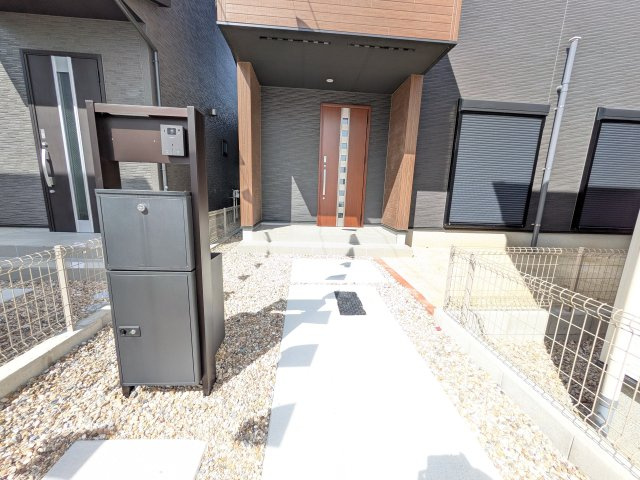 リナージュ半田市瑞穂町7丁目第1期　3号棟の玄関|サムターンセキュリティー対策付きの玄関ドア。不在時でも荷物を受け取れる便利な宅配ボックス付きポスト♪