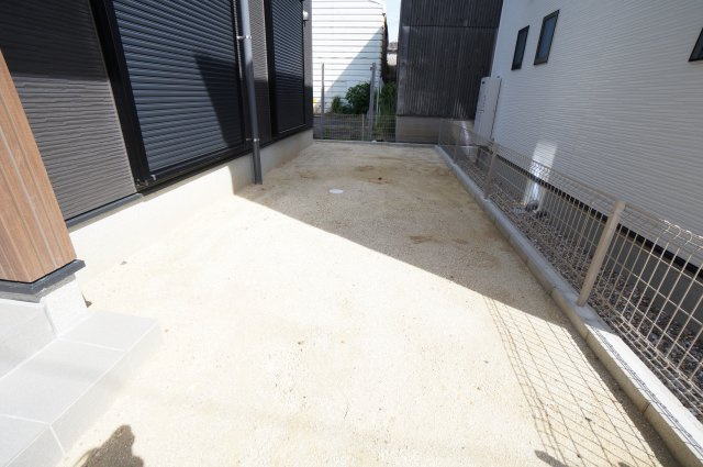 リナージュ半田市瑞穂町7丁目第1期　3号棟の庭|リビングから出られるお庭はガーデニングやお子様の遊び場として活躍しそうです。