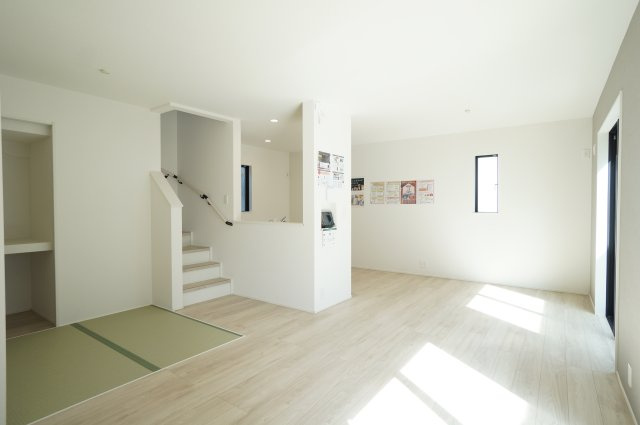 リナージュ半田市瑞穂町7丁目第1期　3号棟の居間・リビング|16帖リビングと2帖の畳コーナーは陽射しがたっぷり入る開放的な空間です。畳ｺｰﾅｰ横に収納もあり家事や趣味のスペースにぴったり♪リビング階段で自然と家族が集まり、コミュニケーションの増える間取です。