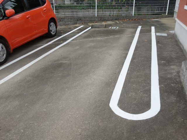 ドミール５の駐車場