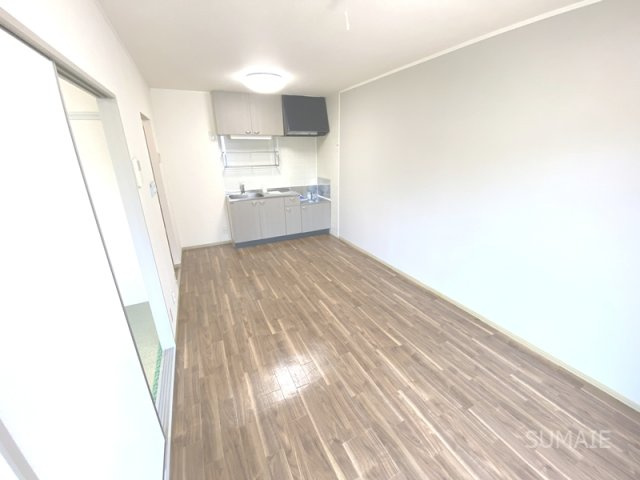 セジュール彩　弐番館の居間・リビング|明るいDKです☆彡