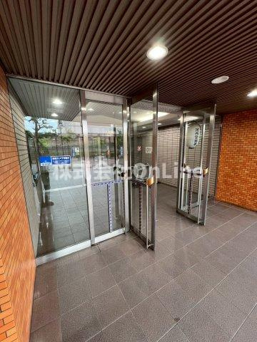 東大阪市若江東町２丁目の賃貸マンションのエントランス