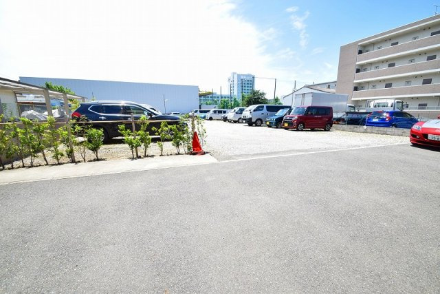 東大阪市若江西新町４丁目の賃貸マンションの駐車場