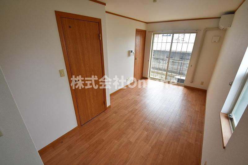 東大阪市東鴻池町１丁目のアパートの居間・リビング