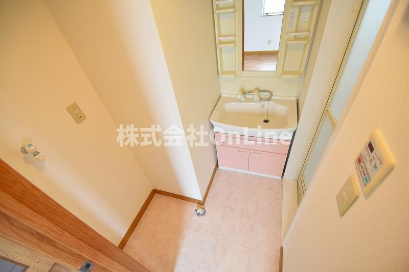 東大阪市東鴻池町１丁目のアパートの洗面所