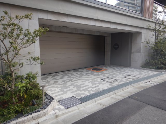 プラウド渋谷東の駐車場