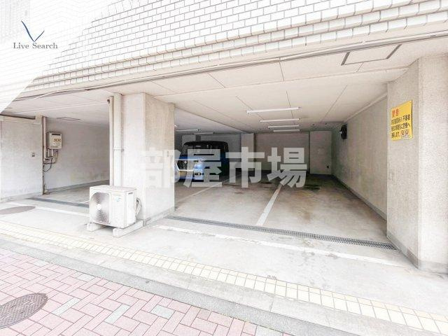 中銀上野小島マンシオンの駐車場