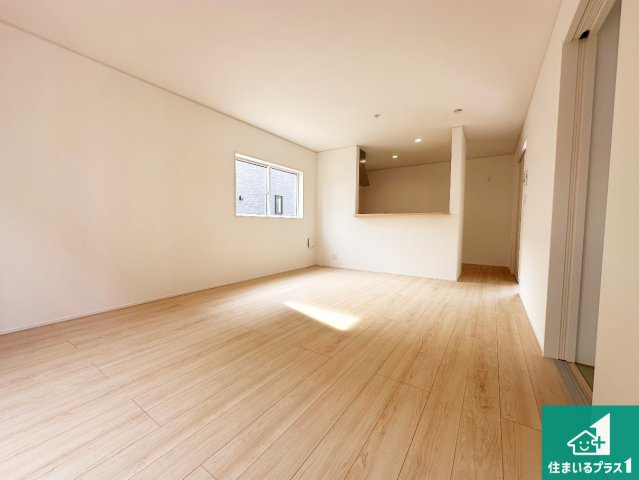 加西市北条町栗田　第1期　新築一戸建ての居間・リビング|日当たり良好の明るいリビングで朝の目覚めもスッキリできそう！対面キッチンでご家族のコミュニケーションも自然と増える設計！小さなお子様が遊ぶスペースを作っても広々とくつろげるLDK！