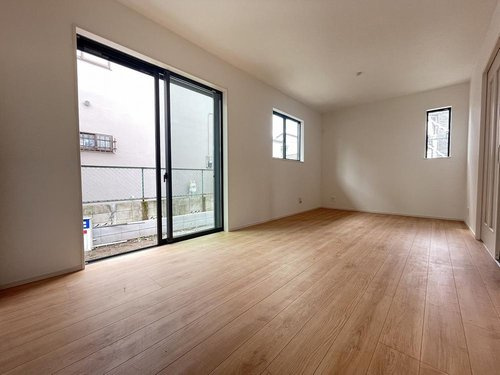 【Heartfull Town】小平市小川西町５丁目2275番　の居間・リビング|大きな窓からたっぷりの陽光が差し込む、開放感あふれるリビング。