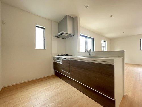 【Heartfull Town】小平市小川西町５丁目2275番　のキッチン|食洗機付のシステムキッチン。
家事の負担軽減はもちろん、節水効果で家計にも地球にも優しいキッチンです。