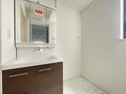 【Heartfull Town】小平市小川西町５丁目2275番　の洗面所|三面鏡の裏側に歯ブラシなどのアメニティグッズがしっかり収納できます。
かさばりやすい洗面周りをスッキリ快適に。