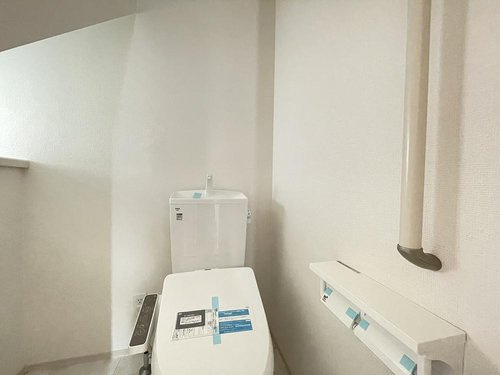 【Heartfull Town】小平市小川西町５丁目2275番　のトイレ|1階トイレもウォシュレット機能付、白基調で清潔感あり、
小窓もあって空気の入れかえ出来ます。